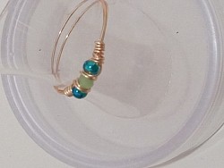 טבעת עדינה קריסטל ירוק וחרוזי מיוקי יפני-1006