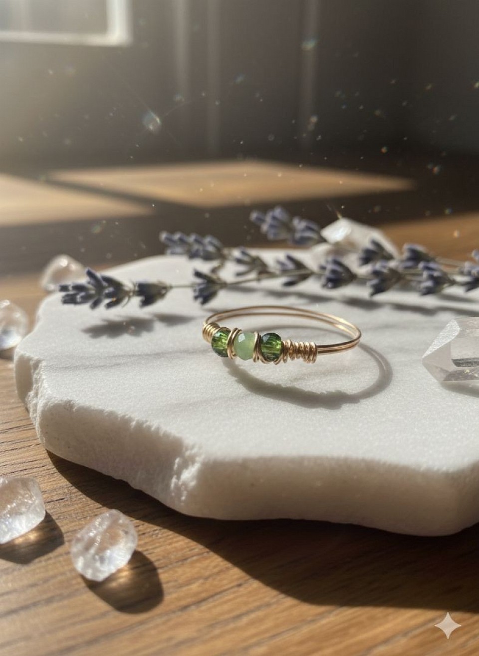 טבעות עדינות עם קריסטלים ואבני חן