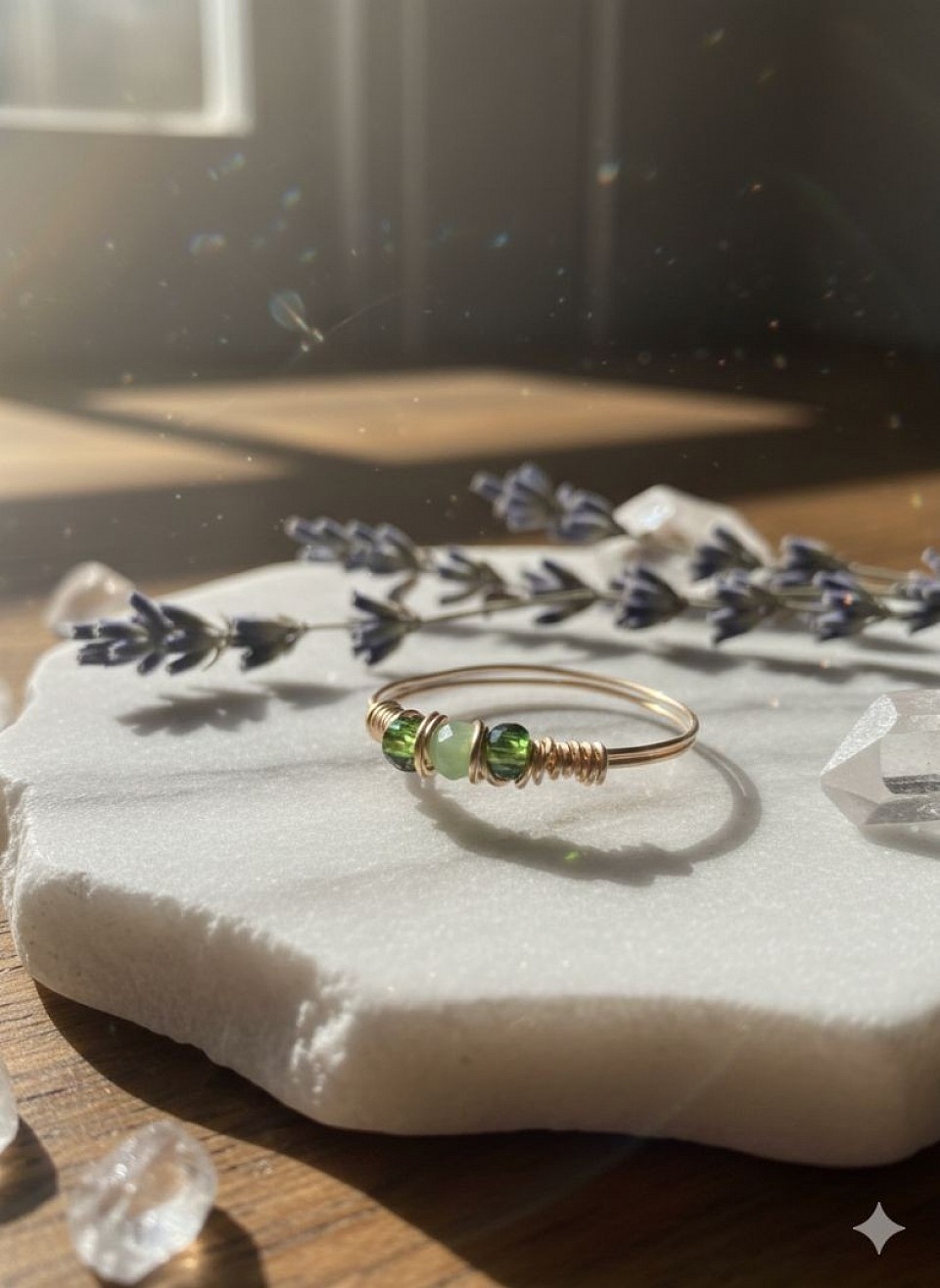 טבעות עדינות עם קריסטלים ואבני חן