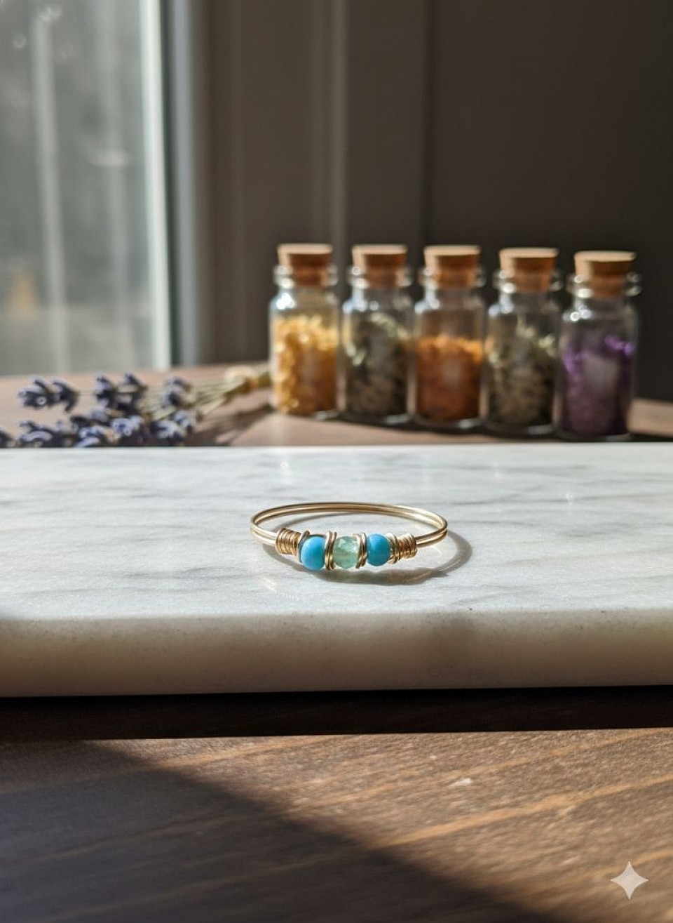 טבעות עדינות עם קריסטלים ואבני חן