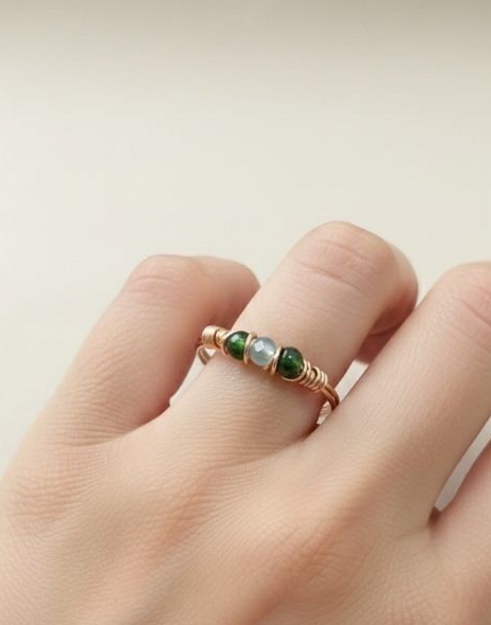 טבעות עדינות עם קריסטלים ואבני חן