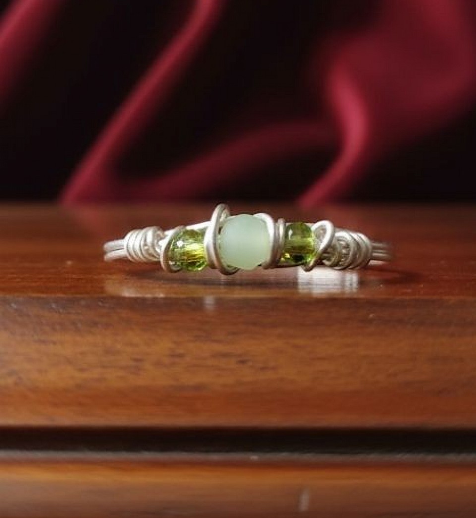 טבעות עדינות עם קריסטלים ואבני חן