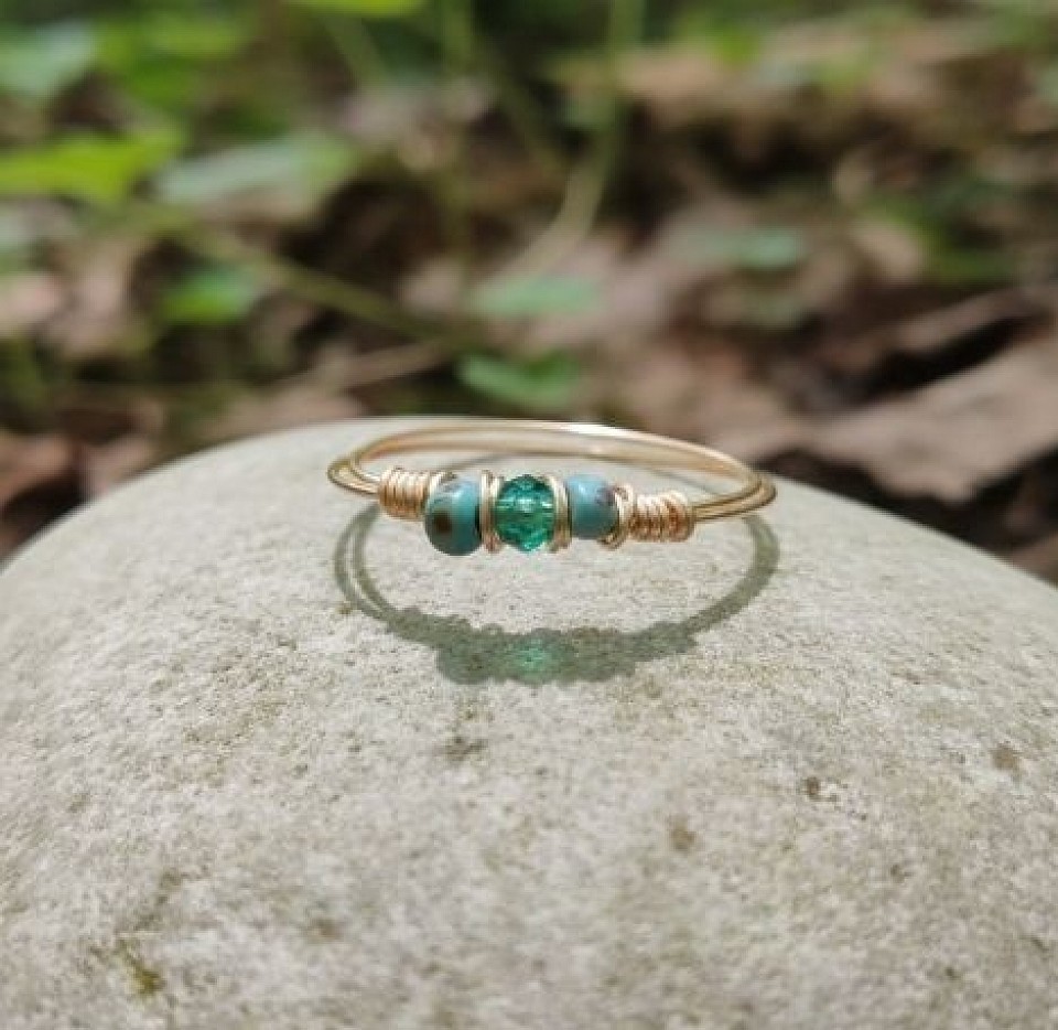 טבעות עדינות עם קריסטלים ואבני חן