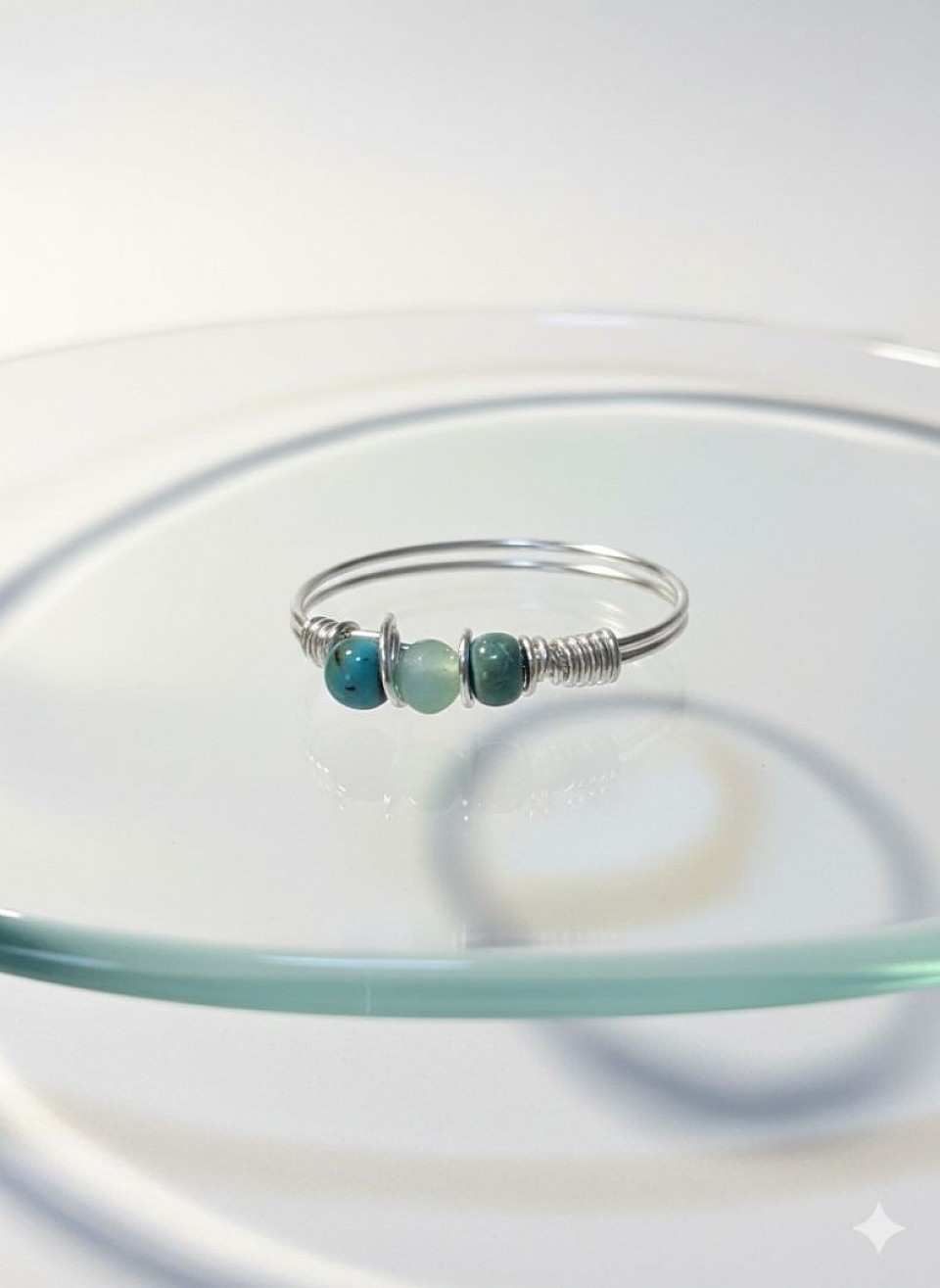 טבעות עדינות עם קריסטלים ואבני חן