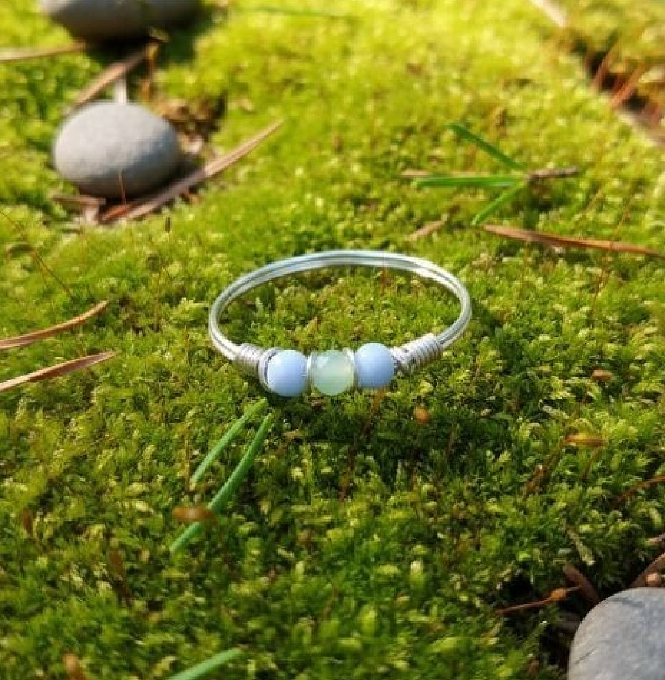 טבעות עדינות עם קריסטלים ואבני חן