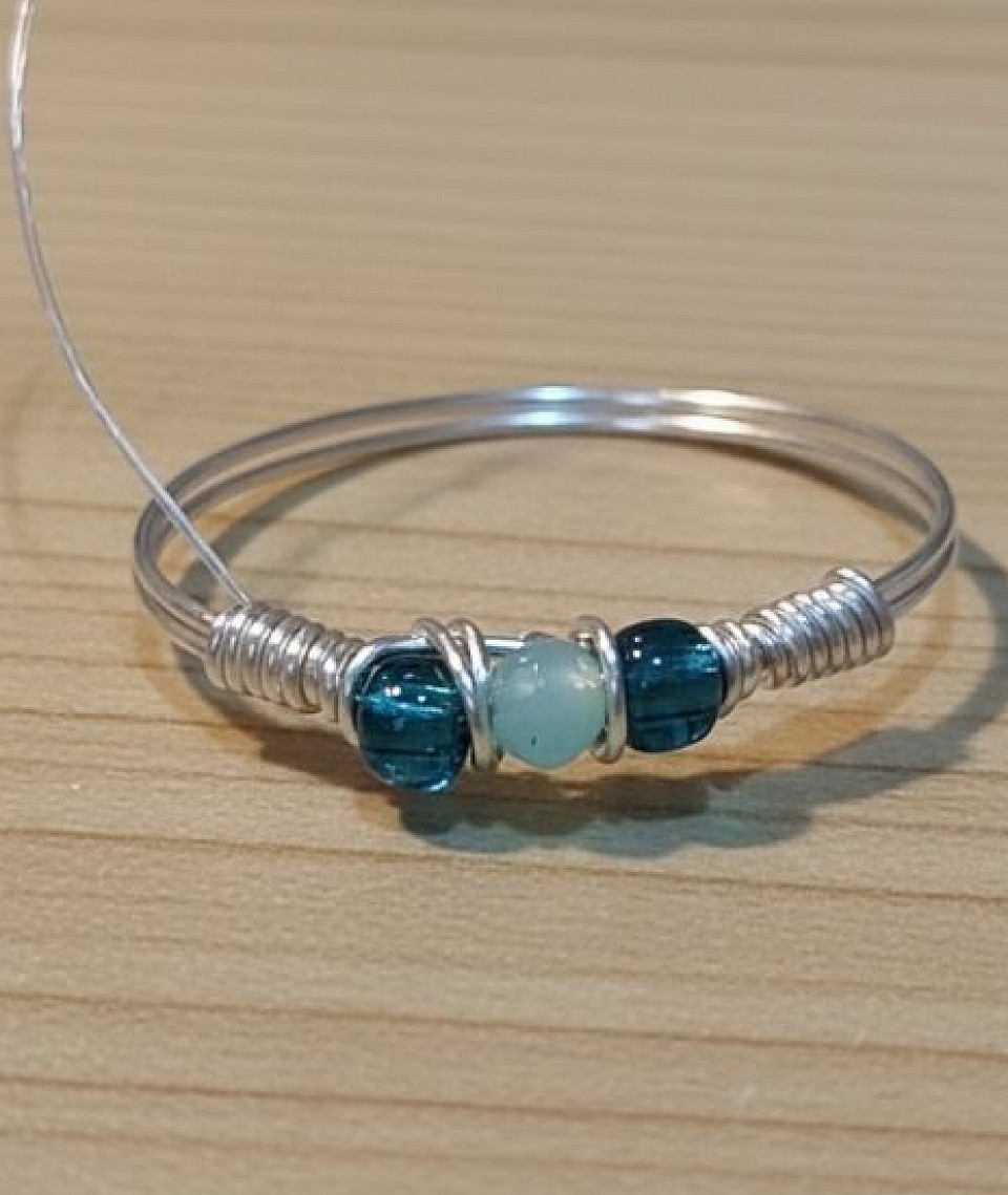 טבעות עדינות עם קריסטלים ואבני חן