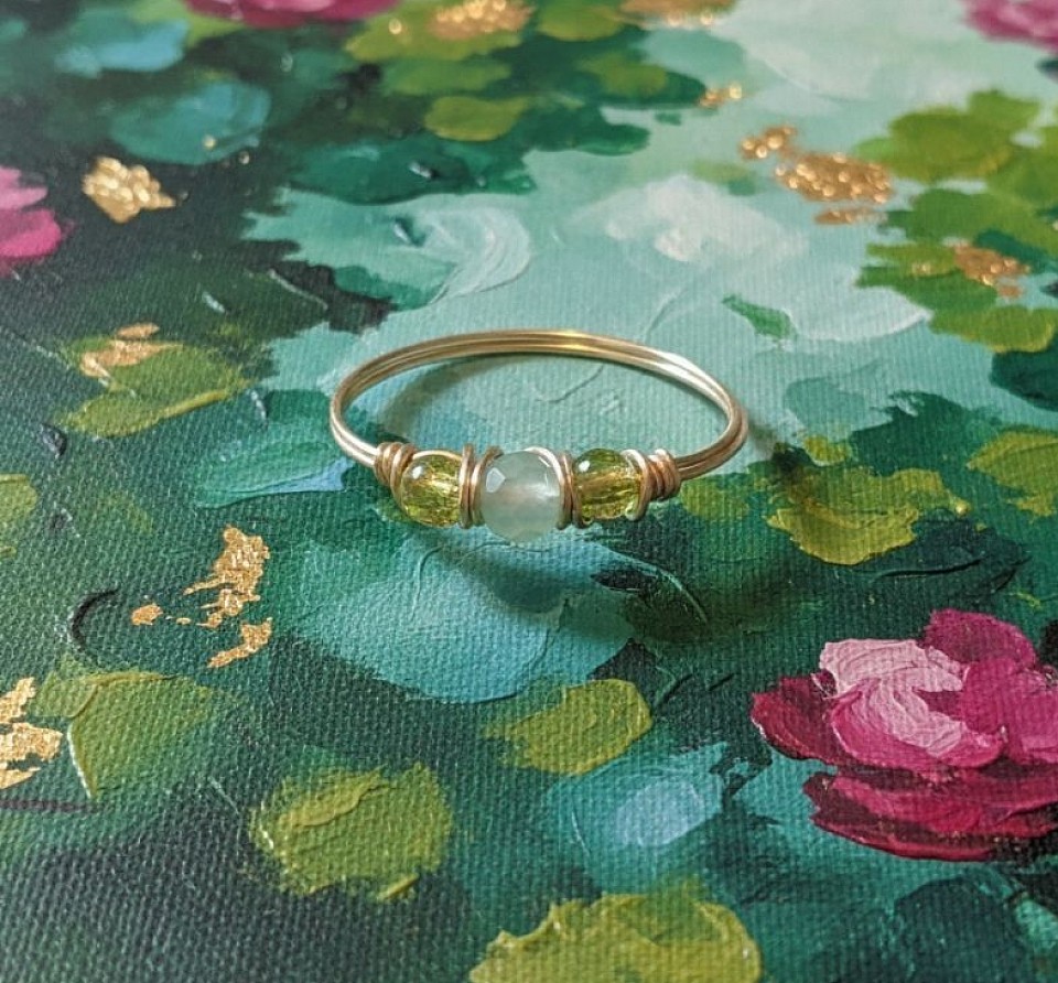 טבעות עדינות עם קריסטלים ואבני חן