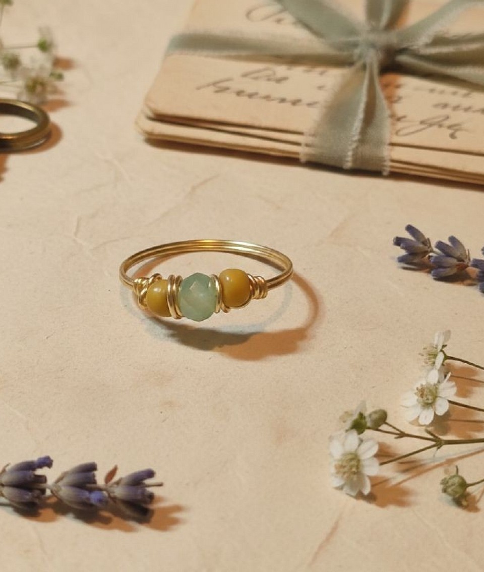 טבעות עדינות עם קריסטלים ואבני חן