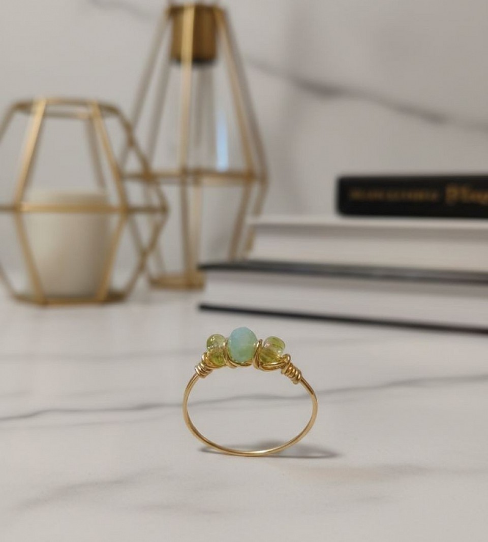 טבעות עדינות עם קריסטלים ואבני חן