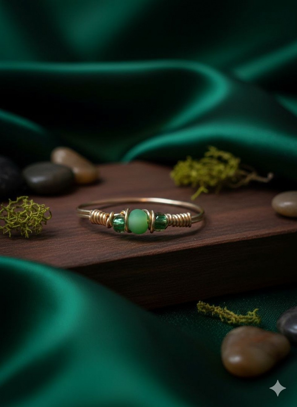 טבעות עדינות עם קריסטלים ואבני חן ירוק פיסטוק
